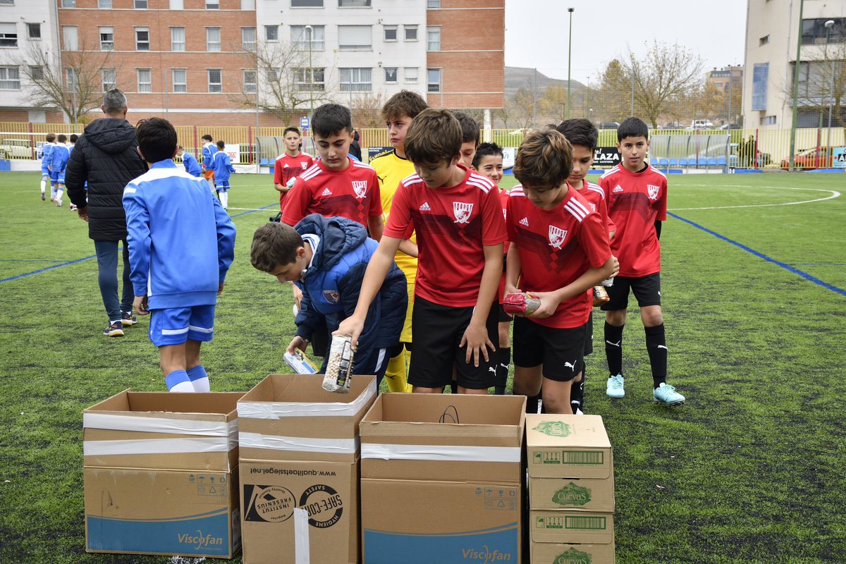📸LA IMAGEN DEL FIN DE SEMANA!!! 

😍 Bonita iniciativa de nuestro Alevin A junto con los amigos del <a href="/c/">c</a>.d.sanpedro en su pequeño homenaje a los afectados por la DANA, junto con una pequeña recogida de alimentos.
🤝Mucho más que fútbol.