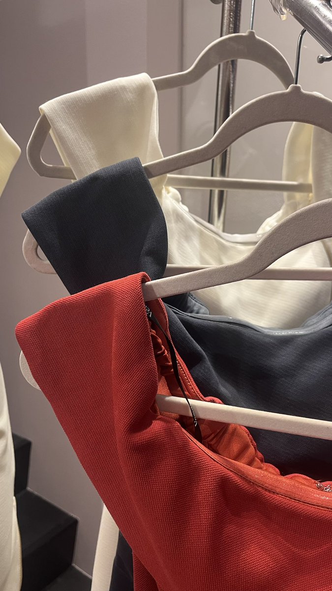 vanityME_sena's tweet photo. Veautt
シンプルドレス入荷です！ https://t.co/P4mjIsMzyC
