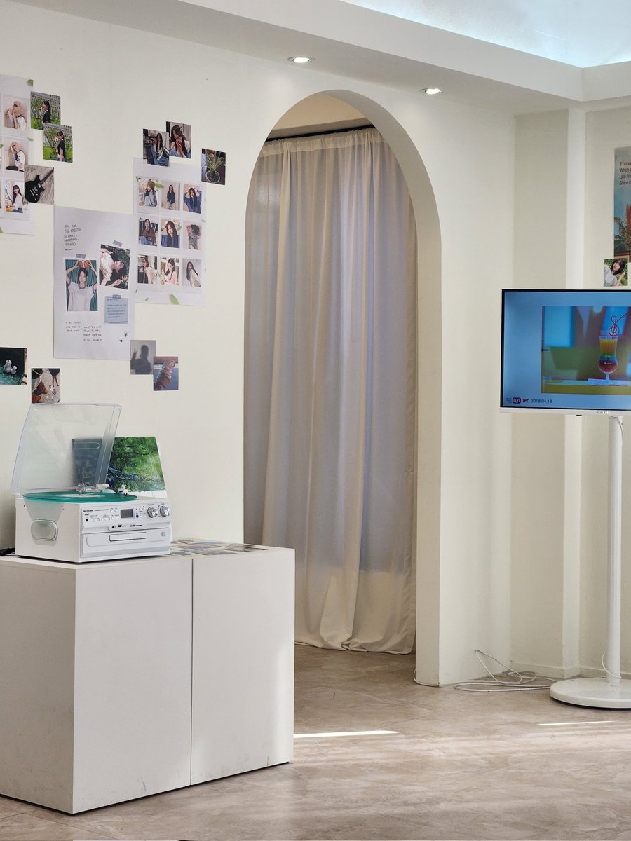 #러블리즈_영원히_만날래
따뜻하고 다정한 공간에서 행복했습니다 ˊᵕˋ러블리즈가 아날로그 감성을 정말 고전적으로 아름답게 구현하는 팀이라고 생각해서 바이닐 인테리어도 좋았고