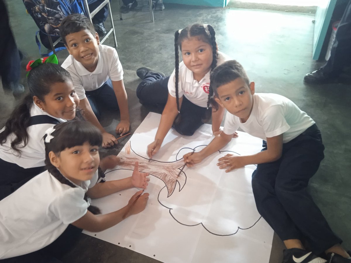 RamirezSoleir's tweet photo. Juntos podemos transformar vidas! #BecaUnEstudiante y aseguremos que los niños, niñas y adolescentes de #FeyAlegríaVE ingresen y permanezcan en nuestras escuelas. Donar es muy sencillo, ingresa y reporta tu pago aquí: https://t.co/irS2kQI43l https://t.co/620pimZhP9