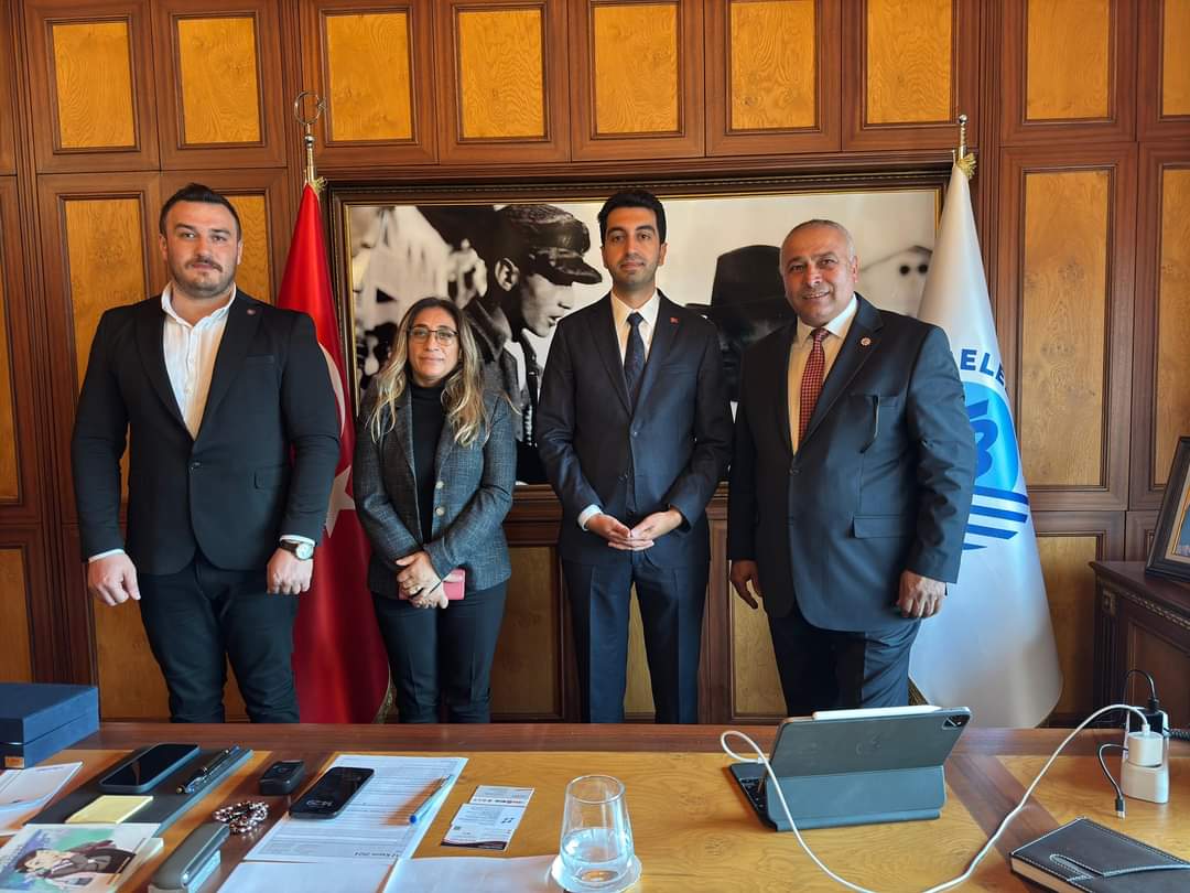TUZLA BELEDİYE ZİYARETİMİZ 

Tuzla Şube Başkanımız Sayın Yusuf İKİSİVRİ, Belediye Başkanımız Sayın Av.Eren Ali BİNGÖL' ü yönetim kurulu üyesi arkadaşlarımız makamında ziyaret etmiş, Tuzla bölgemizdeki emek yoğun mücadele hakkında karşılıklı istişarede bulunulmuştur.