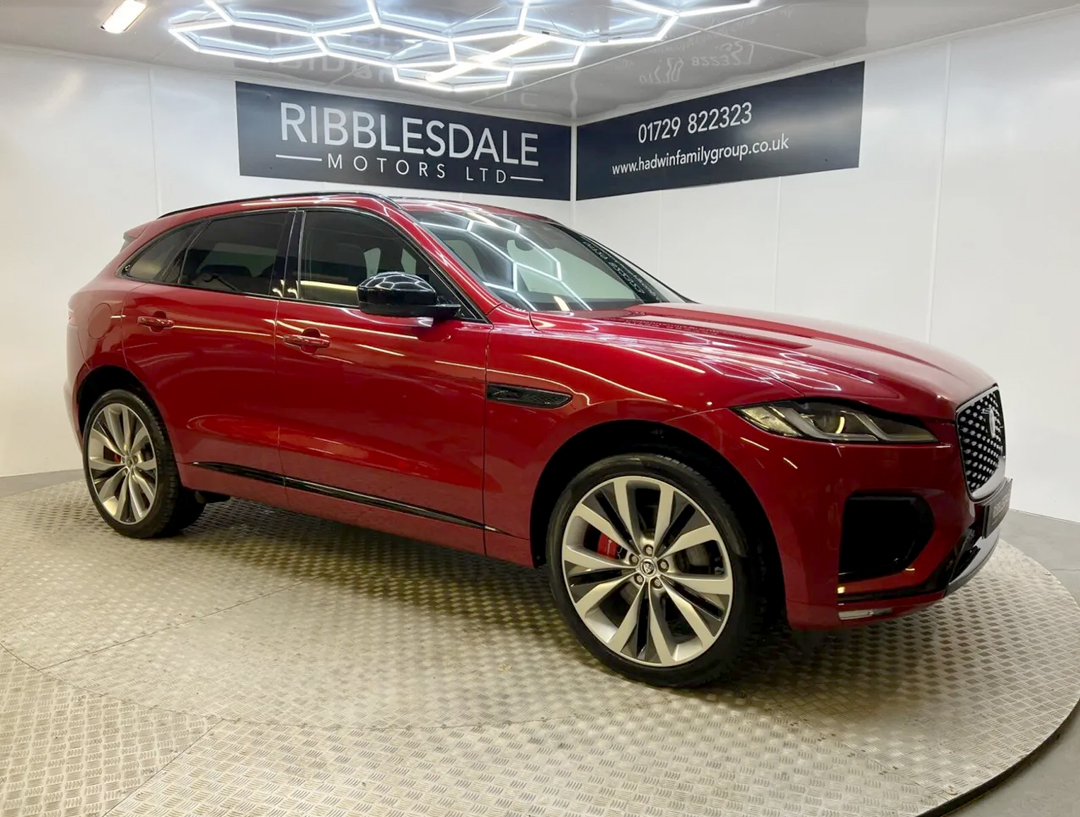 Firenze metallic red F-Pace with full ebony leather interior. 

Fitted with a number of desirable factory options including sliding roof, 22" black alloy wheels and red brake callipers. 

Please call 01729 822323 for more information.

Explore online 🔗 tinyurl.com/5e6b2xbt