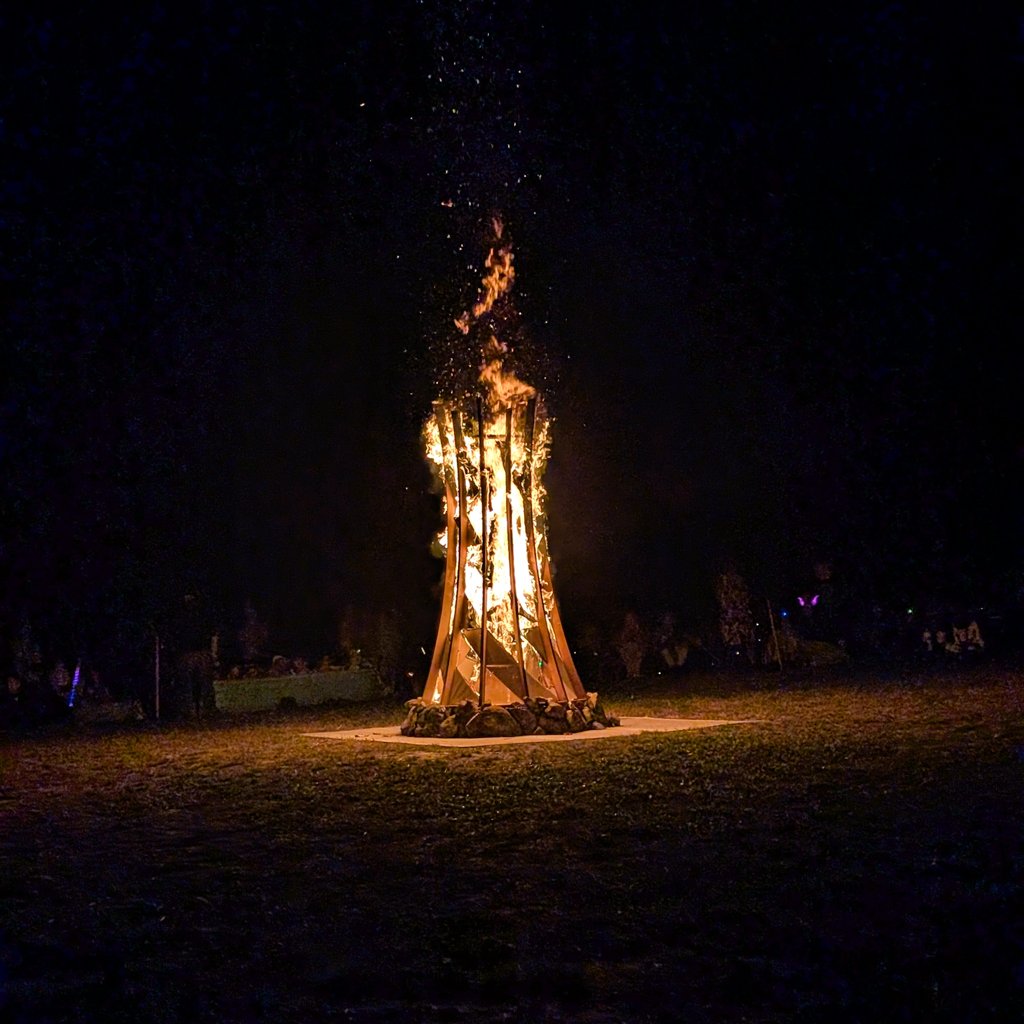 purplexvelvet's tweet photo. Yet another burn, yet another feeling of reward and satisfaction. I'm so grateful that I got to co-create this wonderful event. Oh and the Wall of Anonymous Butts is growing!! #coracle #regionalburn https://t.co/LzZuhVnma0