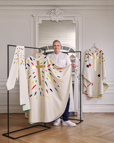 penrowl's tweet photo. I so admire how the #French move things forward...  Here  #designer Jean-Charles de #Castelbajac presents crisp, modern, utterly gorgeous new liturgical robes for Notre Dame (@ndpofficiel)  
#fashion https://t.co/aiHL5cNWjJ