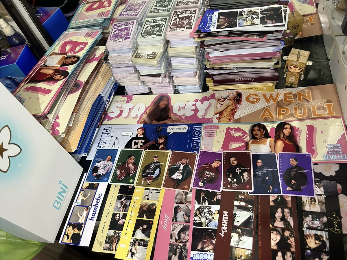 gweninblue's tweet photo. READY NA SA GBV !! (jk magpapack pa)
w/ @CelestialAiah @aiahgoddess 

Make sure to follow @binisoria para sa exact time and location. We’ll be there po! Almost 2.5k pcs to lahat, ubusin niyo pls. 

See you, blooms! 2,3 Salamat po! 🙇‍♀️

#GrandFREEBIEverse https://t.co/75Q5vnwxmh