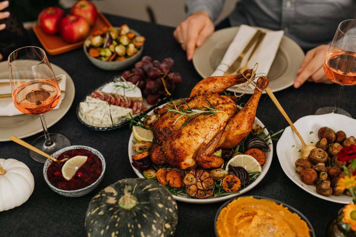 HmKitchenware's tweet photo. 🍁✨ Get set for festive meals and cozy gatherings with HM Kitchenware! 🍂🍽️ Discover roasting pans, baking must-haves, and more at https://t.co/oh8sGvuxjR. Celebrate the season in style! 🥧🍗

#HMKitchenware #HolidayCooking #SeasonalEssentials #GatherAndSavor https://t.co/QUCmIC8iDk