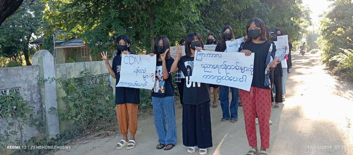 CDM_SayarAung's tweet photo. ကနီမြို့နယ်ပညာရေးတာဝန်ခံ ဦးဝင်းဌေးကို မတရားသတ်ဖြတ်ခံရမှုအတွက် အမှုမှန်ပေါ်ပေါက်ရေး ဒီပဲယင်းမြို့နယ်ပြည်သူ့အခြေပြု ကျောင်းတစ်ကျောင်းမှ ကျောင်းသူ/သားများနှင့် ဆရာ/မများ၏ လှုပ်ရှားမှုမှတ်တမ်းများ။ @NUGMOE @NUGMyanmar
#Teacher_Hero_Win_Htay
#CDMers
#StopKillingOurTeacher https://t.co/M9l4CmXpsw