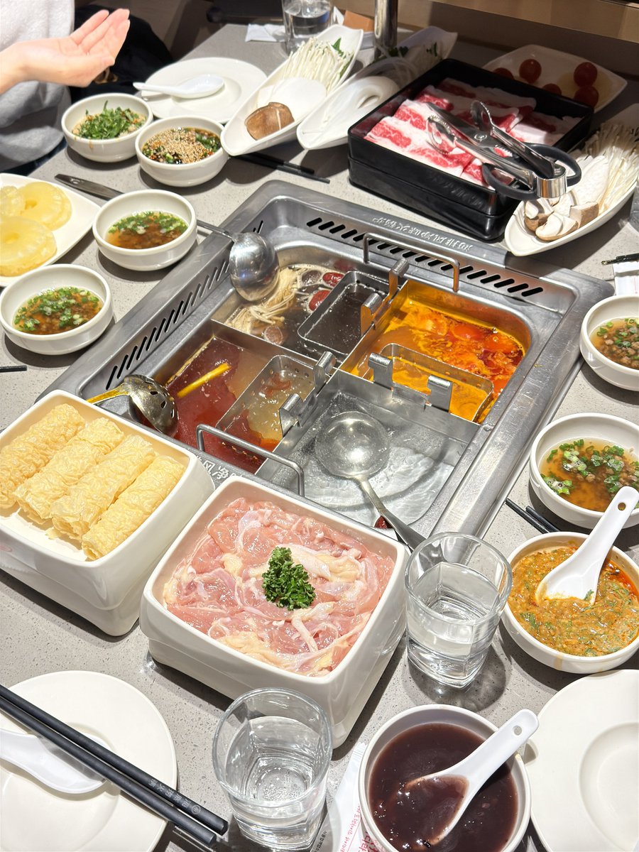 ON_9982's tweet photo. 📍영등포하이디라오

나도 건희소스2 먹어봄···😋 https://t.co/qDk7bQewAM