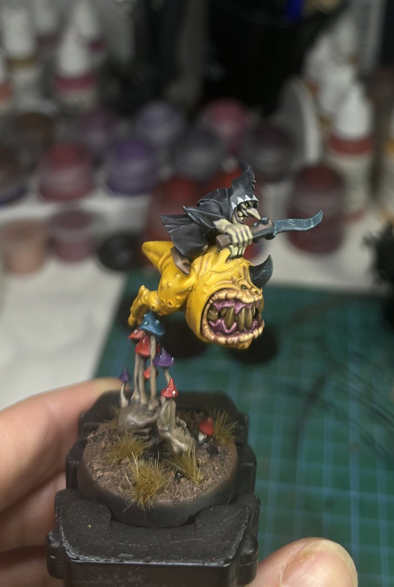 Finished!

Limonzello sale de los establos goblins para añadirse a esta hueste de tipos peligrozoz y peligrosamente adictos a las setas alucinógenas 
El amarillo es un horror, piel pálida para el goblin con cara de ser un maníaco despreocupado 
Y con este hacen 6 pintados
Vamos!