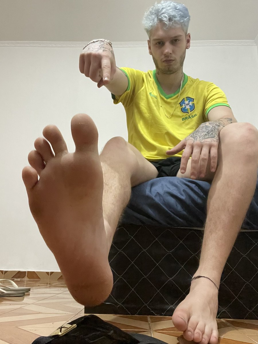 Spend your servitude time losing everything to your king.

Get to your knee and give your soul to your male!