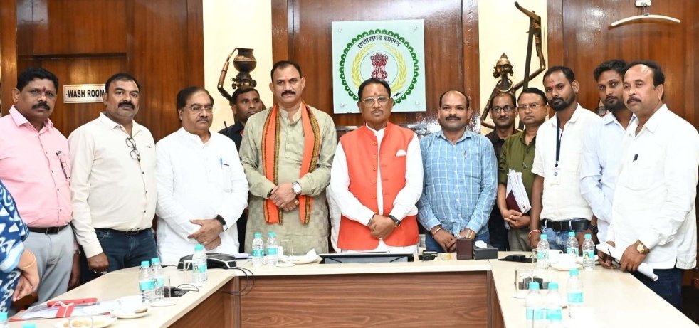 मुख्यमंत्री श्री विष्णु देव साय की संवेदनशील पहल का असर—6 साल से लंबित प्राथमिक कृषि साख सहकारी समितियों की मांग 24 घंटे में पूरी। 
कर्मचारियों के वेतन और भत्तों में बढ़ोतरी के साथ हड़ताल समाप्त। छत्तीसगढ़ सहकारी समिति कर्मचारी महासंघ ने मुख्यमंत्री का आभार व्यक्त किया।