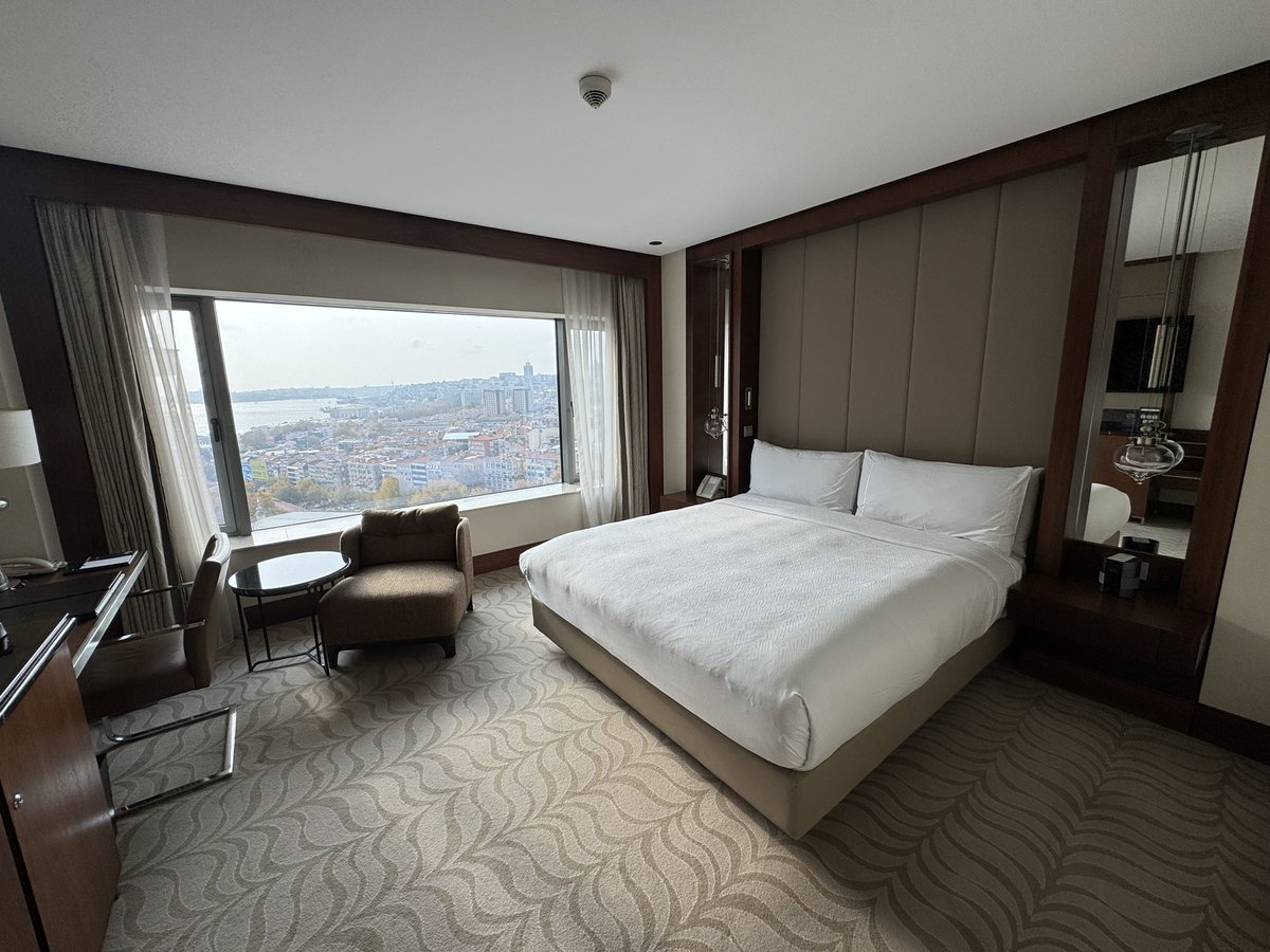 JimByersTravel's tweet photo. Thanks to the Conrad Istanbul hotel for the nice goodies. This is a beautiful spot in a quiet, green area of the city. Nice view of the Bosporus, too! @ConradHotels @goturkiye #SATWIstanbul #Turkiye #Istanbul https://t.co/2oQVG3SF4X