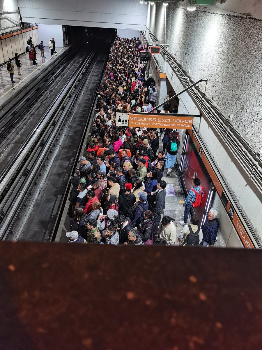 FeliCP2's tweet photo. El ser humano no es malo, es el pésimo servicio que proporciona el @MetroCDMX quién lo corrompe 🥴😔
No sé porque nos volvemos tan salvajes en estos casos.
Línea 7 https://t.co/DET4PwEupL