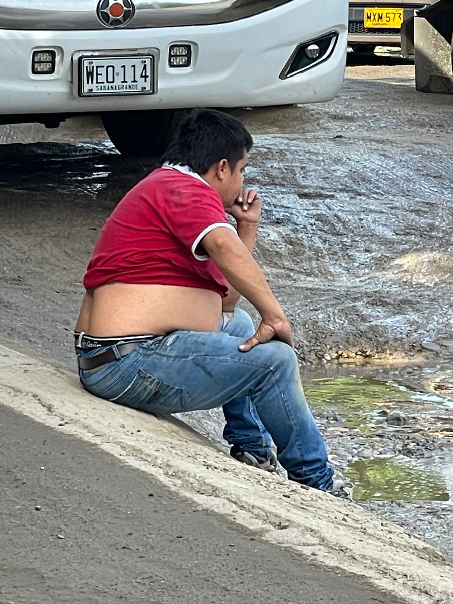 AtlanticoEmi's tweet photo. La imagen: no puede ser posible, que por culpa de la "Trocha de Soledad", este conductor de bus afiliado a la empresa @expresbrasilia ahora debe pagar los daños, debido al PÉSIMO estado de la vía.
Fotos: Heider Gómez. https://t.co/waJ9060OGt