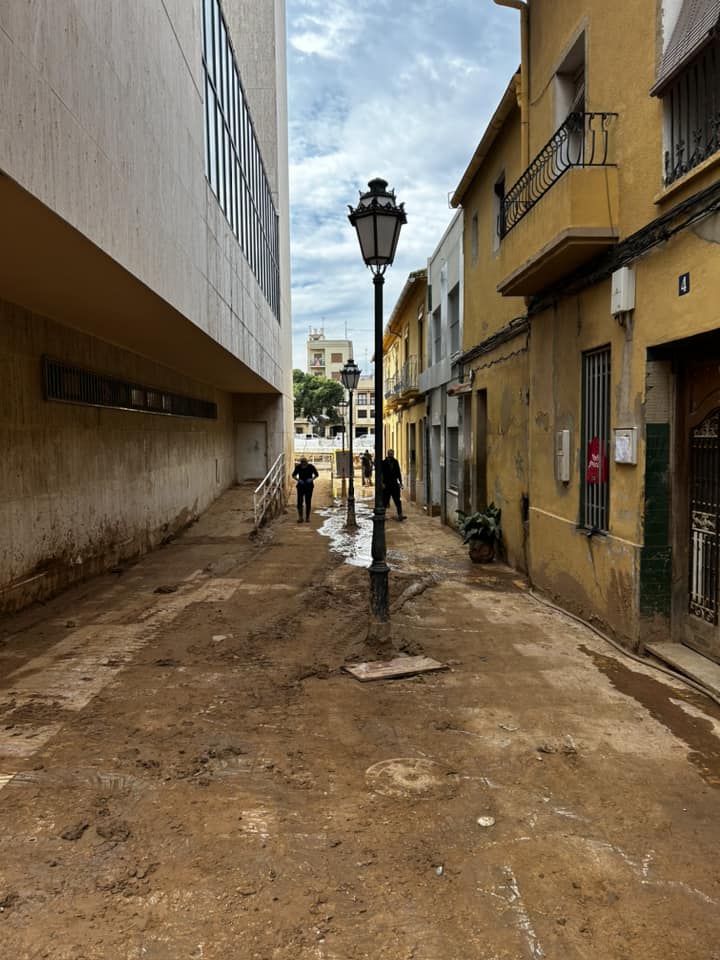 Vengo de Paiporta y la verdad es que se va notando el curro. Calles más despejadas, algún comercio a punto de abrir y sobre todo menos fango. Es esperanzador. 

En las calles hoy un perfil más 'profesional'; muchos militares, bomberos, UME, maquinaria pesada..