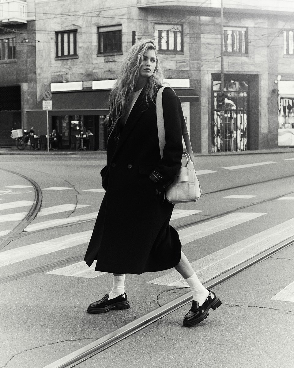 HoganBrand's tweet photo. Bringing elegance and urban chic to any girl-about-town look, the #HOGAN Script Shopping Bag.
Explore the New #HOGAN Era: Diversified, reimagined, and upgraded for #AW2425. Available IN-STORES WORLDWIDE, AND ONLINE on https://t.co/9mkARBv5pM https://t.co/Lb6scZS3I6