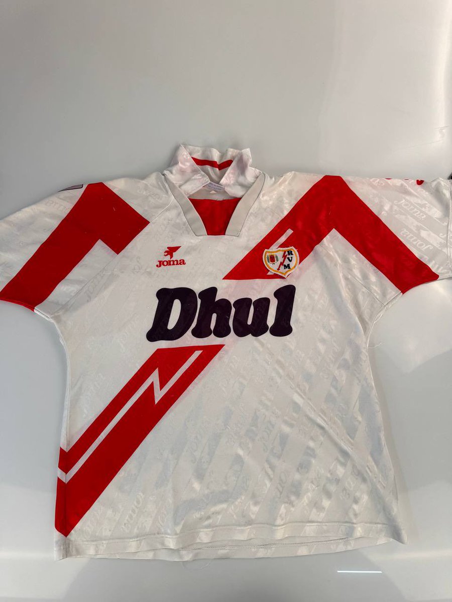 Patrirecue's tweet image. 💥 SORTEAZO 💥 
Novedad retro del Rayo Vallecano. Camiseta de la temporada 94/95 en @Ctinfo_17 !! EDICIÓN LIMITADA ⚡️
Para participar y poder conseguirla👇🏻
- RT ✅
- Follow @Ctinfo_17 y @Patrirecue 
- Mencionar a un amigo 🗣️
Mucha suerte !🍀⚡️