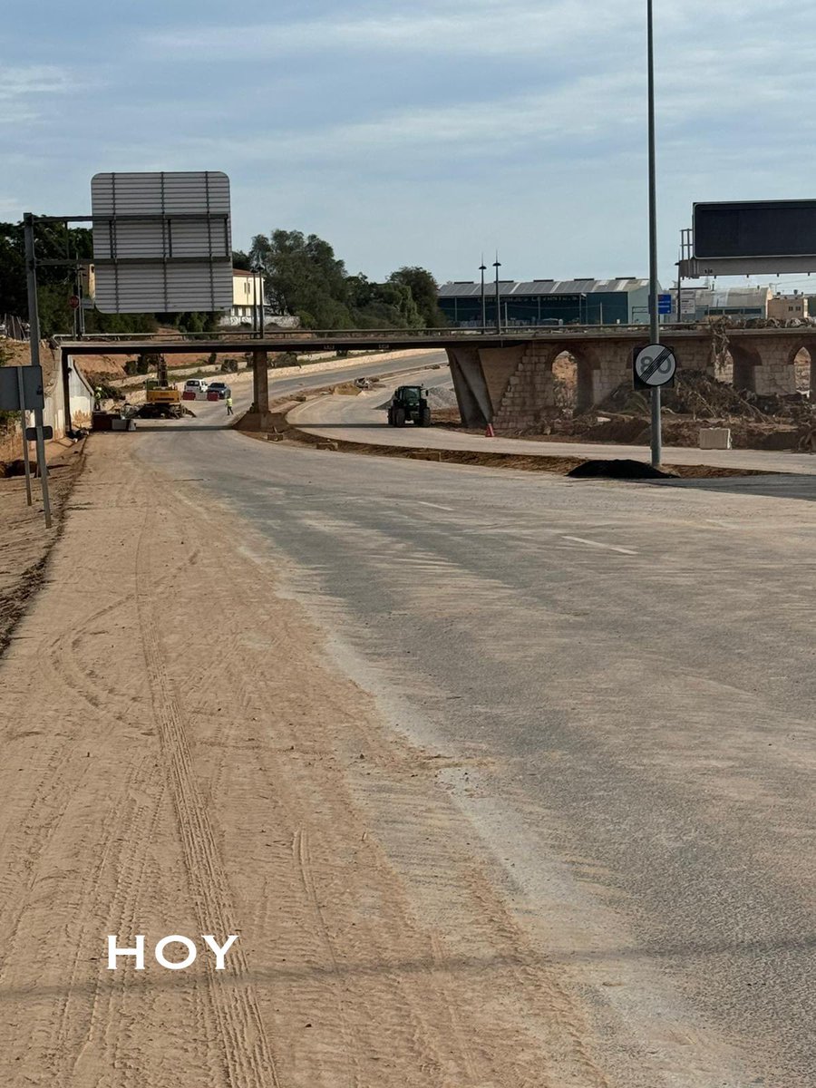 GVAMediAmbient's tweet photo. 🚧La @generalitat avanza hacia la recuperación de las infraestructuras 

🔹 Trabajo intenso para reabrir en días la CV-36 (autonómica) clave, para conectar Torrent y l’Horta Sud 🚗

🔹 Con esta actuación sumaremos 13 vías recuperadas 🛣️

🦺DÍA Y NOCHE 

🔗 https://t.co/Szz29sHK7W https://t.co/slmE85LtTM