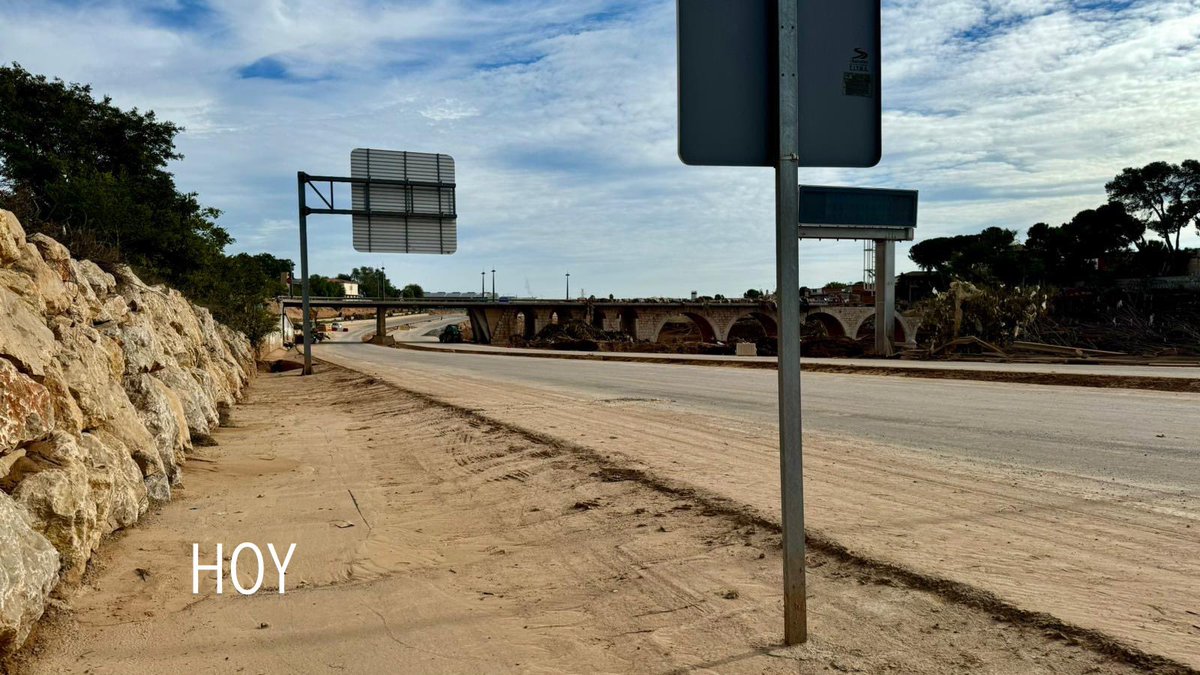 GVAMediAmbient's tweet photo. 🚧La @generalitat avanza hacia la recuperación de las infraestructuras 

🔹 Trabajo intenso para reabrir en días la CV-36 (autonómica) clave, para conectar Torrent y l’Horta Sud 🚗

🔹 Con esta actuación sumaremos 13 vías recuperadas 🛣️

🦺DÍA Y NOCHE 

🔗 https://t.co/Szz29sHK7W https://t.co/slmE85LtTM