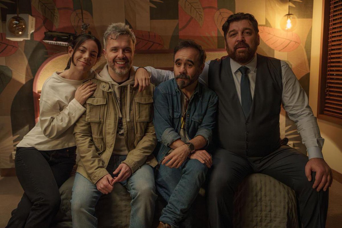 Con esta foto de un cerebro (y tres cuartos) arrancamos el rodaje de Reina Roja Temporada Dos: Loba Negra. 
En el siguiente hilo veréis algunos de los personajes que nos van a acompañar en esta nueva aventura. ¿Podéis reconocerlos? ❤️