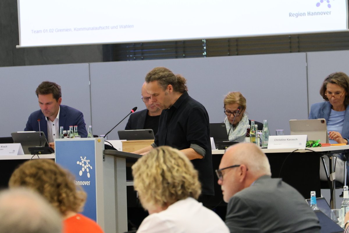 Es liegt an uns allen, die Werte unserer Demokratie nicht nur gebetsmühlenartig zu wiederholen, sondern sie auch zu verteidigen und für diejenigen einzustehen, die den Angriffen des Antisemitismus ausgesetzt sind.
–
@OliverKluck