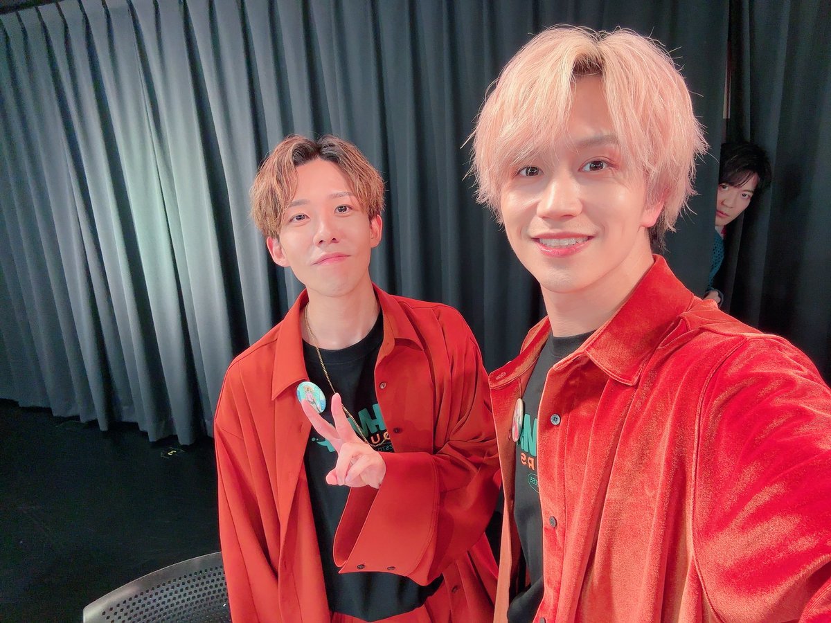 oga_jin816's tweet photo. 嬉しいお知らせが多過ぎて圧倒された……これでハフバなんですか運営さん……！

写真はしゅうまいケーキを今すぐに食べたい小笠原と心霊写真です。

#エイトリハーフアニバ祭 https://t.co/1hZgYi6MEe