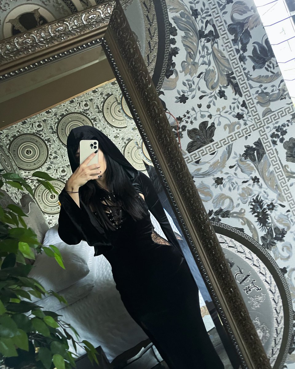 msnyxaris's tweet photo. It’s my birthday month, so feel free to spoil me⛓️🥀🖤🕯️💸💸💸 https://t.co/UbNXoAgZfH