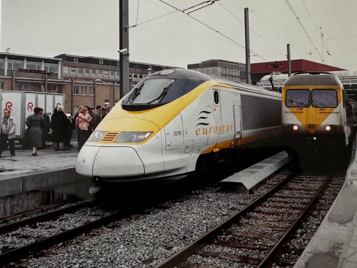 TrainManagerJo's tweet image. 3216/3215 at the open days in the @eurostar terminal in 1994. The train on the right was doing sightseeing tours along the high speed line that was under construction.