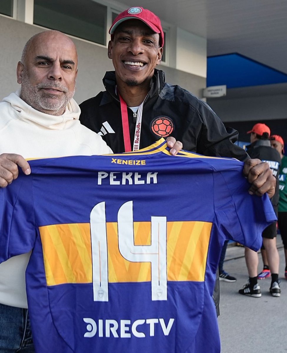 🇨🇴LUÍS AMARANTO PEREA, campeón del Torneo Apertura 2003 y campeón de la Copa Intercontinental 2003 con #Boca, recibió su camiseta por parte de Chicho #Serna.