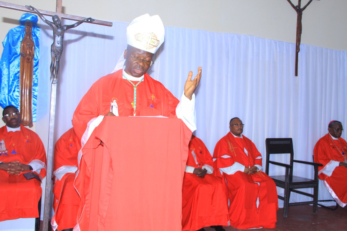 univ_cath_congo's tweet photo. La messe eucharistique  dite par son Ex. Mgr #DonatienBAFUIDINSONI, Évêque d'Inongo et Président du CA  de #ucc à l'occasion  du séminaire régional sur la qualité de tous les Établissements ecclésiastiques  d'Enseignement  Supérieur d'Afrique et Madagascar organisé par #AVEPRO https://t.co/tvqWtZqAd4