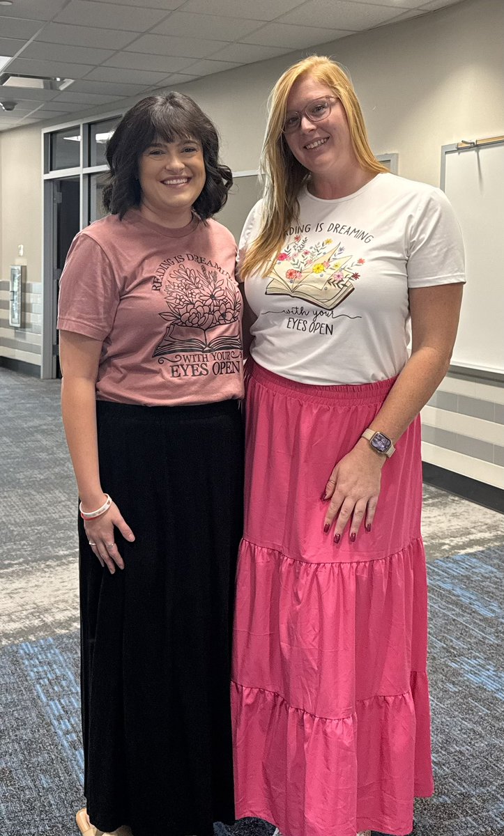 leighphil's tweet photo. .@OLE5thGrade teachers love reading! 📚🤓 @OLE_Leopards https://t.co/KloZaFad2y