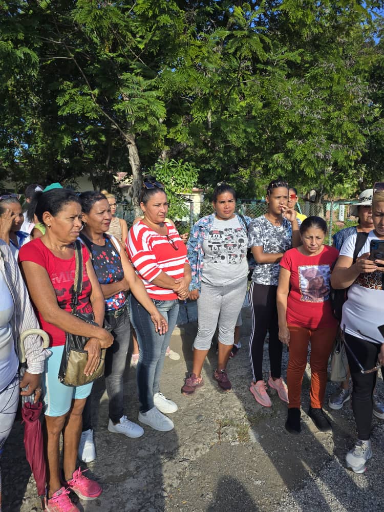 Continuamos en el municipio Pilón apoyando a las autoridades locales en las acciones de recuperación. En el intercambio con la población le explicamos las acciones que se están realizando. Hay confianza en que pronto nos iremos recuperando. #FuerzaCuba #UnidosXCuba