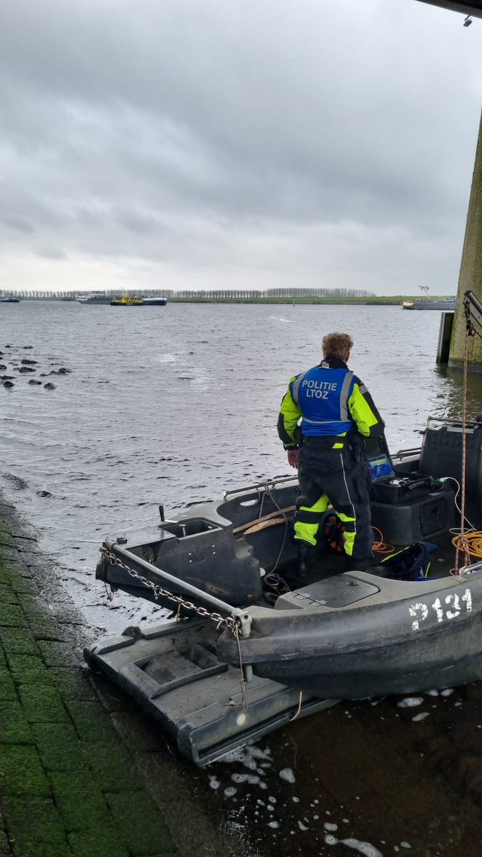 Het LTOZ zocht naar een vermist persoon in het water van het #Schelde-#Rijnkanaal ter hoogte van #Tholense brug. Persoon werd gelokaliseerd en geborgen door #politieduikers.