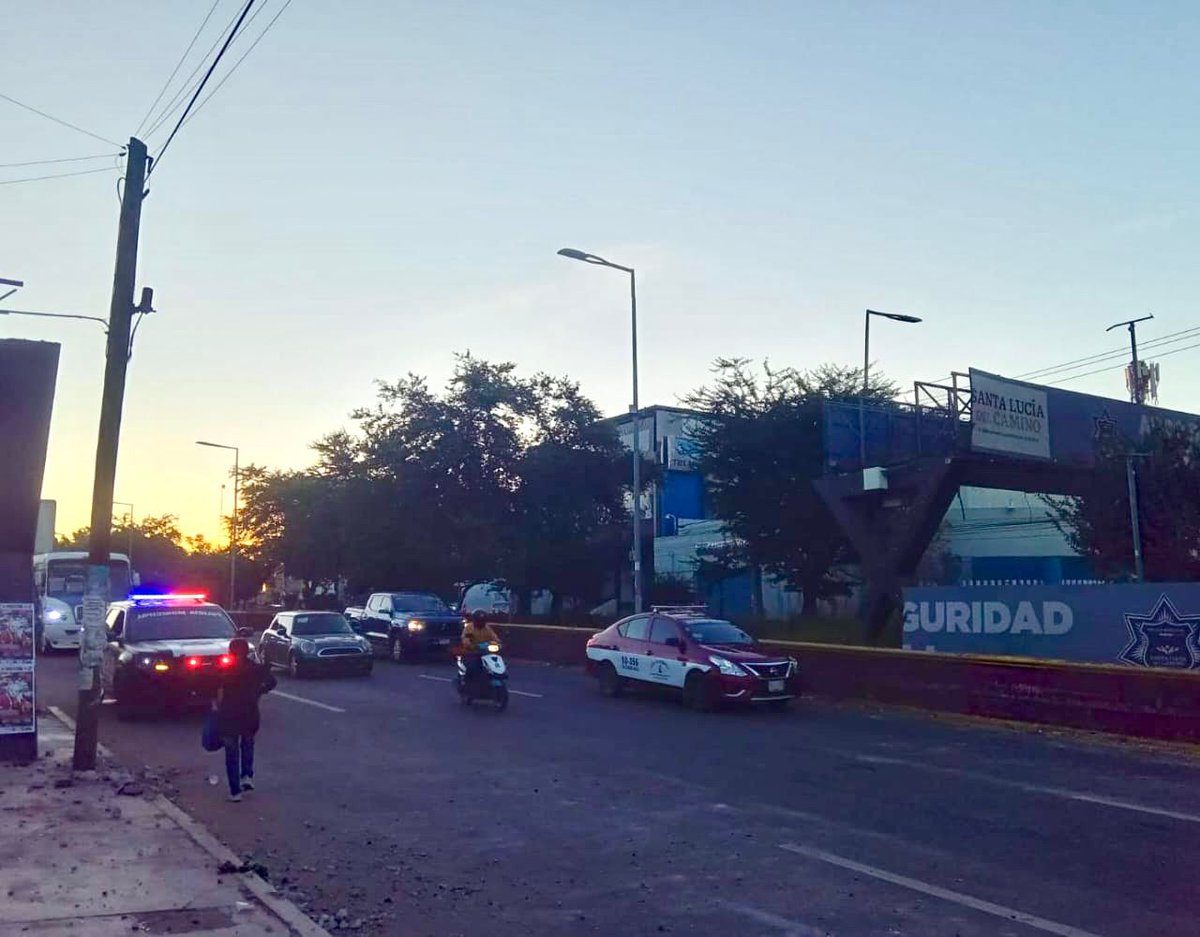 El edil (<a href="/JC_GMarquez/">Juan Carlos García Márquez</a>) informa que se encuentra abierta a la circulación vial la Carretera Internacional 190 a la altura del Mercado de Las Flores, esto al trabajo realizado durante la noche y la madrugada para retirar el puente colapsado y no generar tráfico en esta mañana.