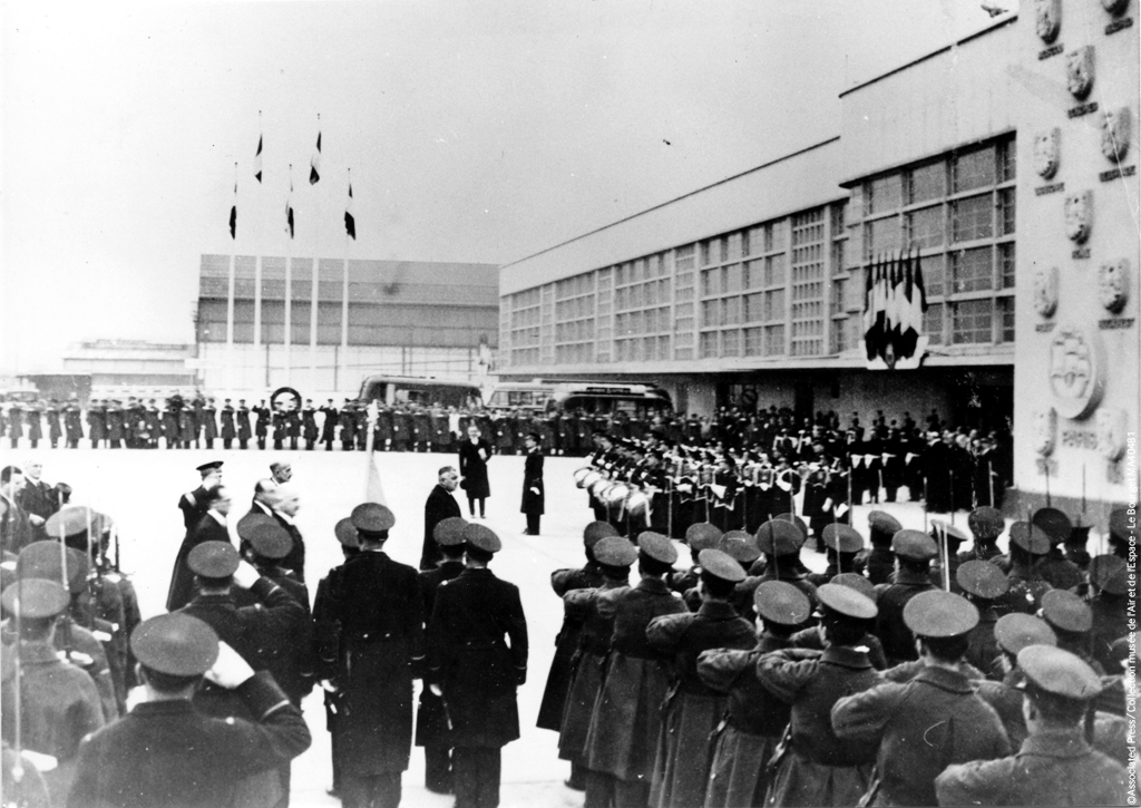 MuseeAirEspace's tweet photo. #CeJourLà #OnThisDay - Le 12 novembre 1937 l'#Aérogare de @ParisAeroport du #Bourget conçue par l'architecte Georges Labro est inaugurée en présence du Président de la République, Albert Lebrun et du ministre de l'Air Pierre Cot. https://t.co/BeVvy2C1GK
