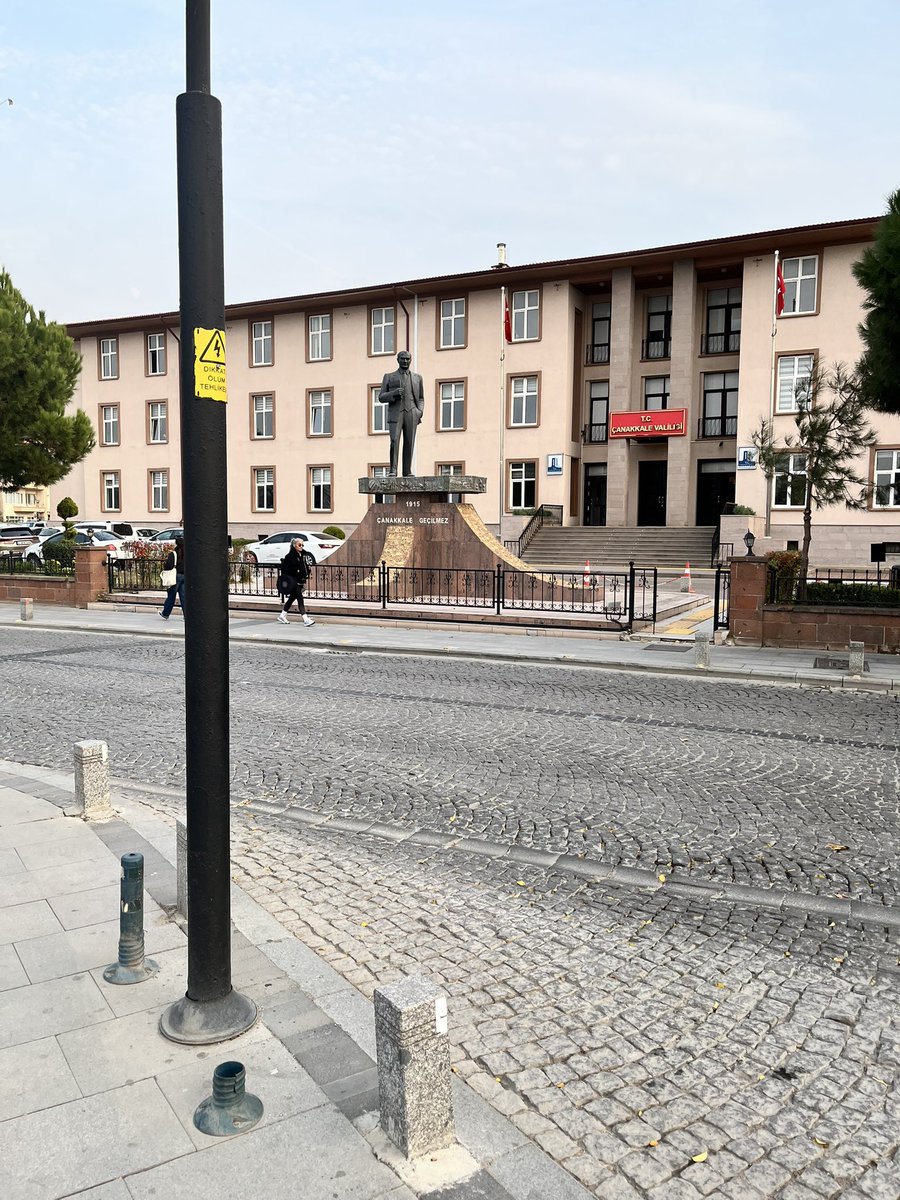 sayın valim <a href="/omertoraman25/">Ömer Toraman, Doç. Dr.</a> 

#çanakkale valiliğimiz önündeki gazi mustafa kemal #atatürk e ait heykelin eğer kanuni bir engel söz konusu değilse #anafartalar bomba sırtındaki duruşu ile değiştirilmesi mekanın ruhuna daha uygun olmaz mı? 

<a href="/ismailkasdemir/">İsmail KAŞDEMİR</a> <a href="/TarihiAlan/">Çanakkale Tarihi Alan Başkanlığı</a>