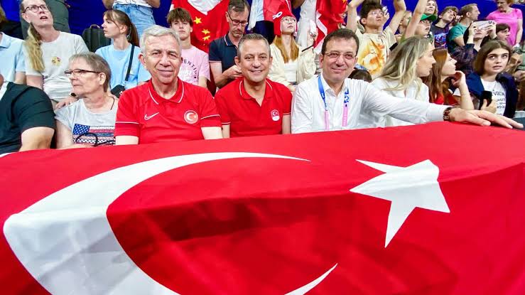 KarayigitSerkan's tweet photo. Birlik ve beraberlik ölümden başka her şeyi yener. (Gazi Mustafa Kemal Atatürk) 
Partimize nifak sokmaya çalışanlara aldırış etmeyin. 
Bu oyun tutmaz çünkü Sayın genel başkanımız Özgür Özel'in de 
Ekrem başkanın da, Mansur başkanın da memleket sevdası bütün makamların üstündedir. 
Gazi Mustafa Kemal Atatürk'ün dediği gibi gelinen nokta da tek bir şeye ihtiyacımız vardır o da çalışkan olmak.
Kısacası yapmamız gereken tek şey sahaya inip Cumhuriyet Halk Partisi ailemizi büyütmek. 
Umudunuzu büyütün ve zerre şüpheniz olmasın. 
Çeyrek asırdır ülkemizin üzerine karabasan gibi çöken organize kötülük kaybedecek 
Halkın iktidarı kazanacak.
@herkesicinCHP 
@eczozgurozel 
@mansuryavas06 
@ekrem_imamoglu 
@drzelihaaksaz 
@gokanzeybekCHP 
@eczburhan 
@AzraTarhan 
@MutluYavuzer