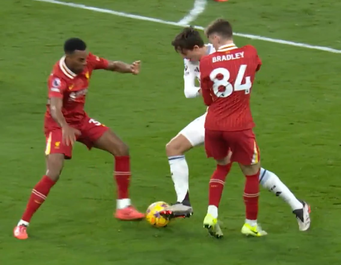 DeanWoodward's tweet photo. This not being awarded as a tackle is literally costing my members an 85/1 winner!!! 🤬🤬🤬

Under control from Pau Torres, poked away by Gravenberch. 

Here's a close up of the incident @OptaSTATS @OptaJoe so you can get a better look at it.

How this tackle even got removed in the first place is beyond me. Add it back, do the right thing for the people. Fair and consistent data is all people want.