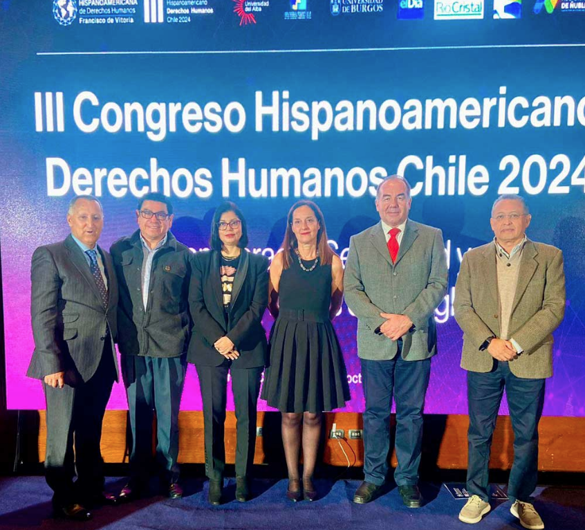 unab_online's tweet image. ¡#OrgulloUNAB en el Congreso Hispanoamericano de DD.HH. 🔝! La decana de la facultad de Ciencias Jurídicas y Políticas UNAB llevó su investigación sobre justicia restaurativa hasta #Chile y ¡el interés fue enorme!  Detalles👉: bit.ly/3YKBkyT

#Universidad #LATAM
