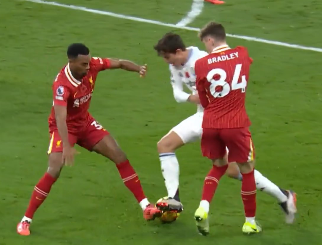 DeanWoodward's tweet photo. This not being awarded as a tackle is literally costing my members an 85/1 winner!!! 🤬🤬🤬

Under control from Pau Torres, poked away by Gravenberch. 

Here's a close up of the incident @OptaSTATS @OptaJoe so you can get a better look at it.

How this tackle even got removed in the first place is beyond me. Add it back, do the right thing for the people. Fair and consistent data is all people want.