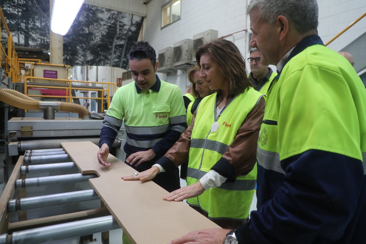 MAmbienteXunta's tweet photo. ♻ O tecido empresarial galego está comprometido coa redución das emisións e coa neutralidade climática

👥 @Anxeles_Vazquez visitou en Padrón as instalacións do @GrupoFinsa, que fixo importantes investimentos para avanzar no eido de sostibilidade

🔗 https://t.co/tvCnsQ1GSn https://t.co/B5wdRmUaTX