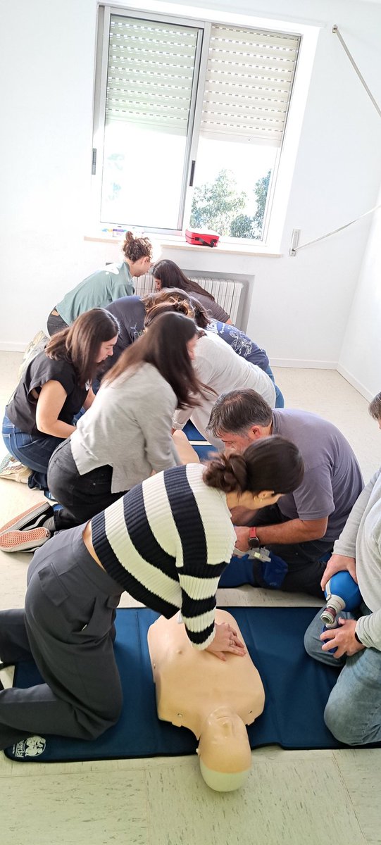 Desde el servicio de anestesia seguimos con cursos de formación, esta vez de soporte vital inmediato de nuestros compañeros de enfermería de reanimación.  Tremendo equipo. #AnestChuac