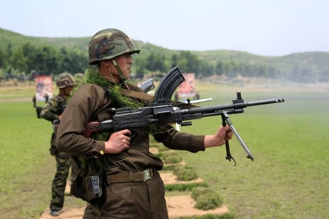 TRUFAULT's tweet photo. La LMG norcoreana "TIPO 73" llega con las TROPAS a UCRANIA.
https://t.co/HQnJYhT1ht
🇰🇵🇺🇦
#Ucrania #Ukraine #UkraineRussianWar #war #LMG #lightmachinegun #obsolete #Wars https://t.co/XjRvc1kUzJ