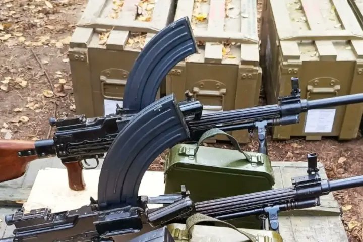 TRUFAULT's tweet photo. La LMG norcoreana "TIPO 73" llega con las TROPAS a UCRANIA.
https://t.co/HQnJYhT1ht
🇰🇵🇺🇦
#Ucrania #Ukraine #UkraineRussianWar #war #LMG #lightmachinegun #obsolete #Wars https://t.co/XjRvc1kUzJ