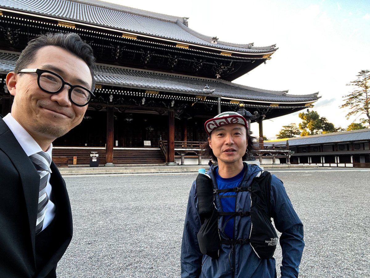 macka_aka's tweet photo. もう24年のお付き合いかな。藤沢の美容師が東本願寺に参拝。恐山、高野山、比叡山の日本三大霊山を年内に制覇するために京都へ。トレイルランナーの彼にとっては駅前好立地の東本願寺では物足りないだろう。今度は東本願寺内同朋会館に泊まろうと誘った。門前の謎かけのような灯籠の言葉について話した https://t.co/TzeswWfHjC