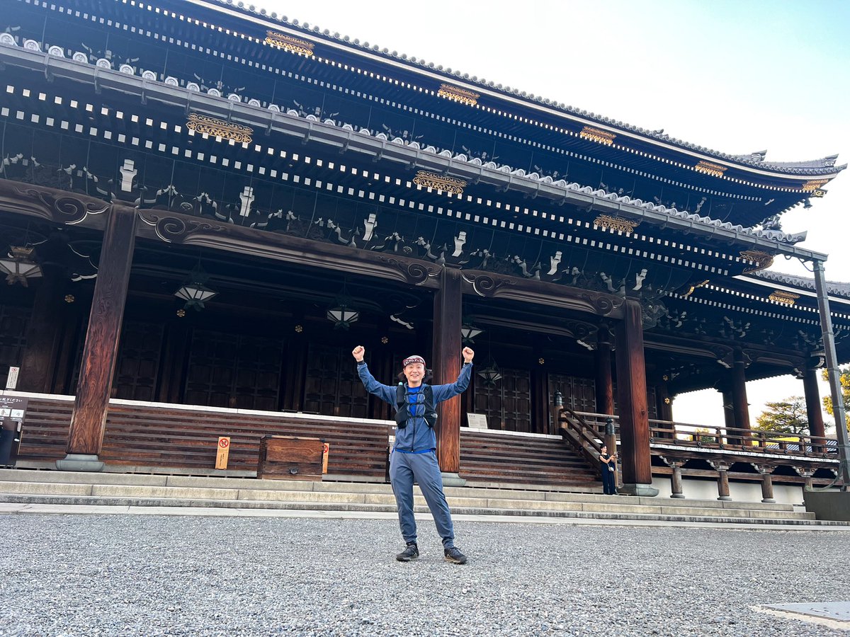 macka_aka's tweet photo. もう24年のお付き合いかな。藤沢の美容師が東本願寺に参拝。恐山、高野山、比叡山の日本三大霊山を年内に制覇するために京都へ。トレイルランナーの彼にとっては駅前好立地の東本願寺では物足りないだろう。今度は東本願寺内同朋会館に泊まろうと誘った。門前の謎かけのような灯籠の言葉について話した https://t.co/TzeswWfHjC