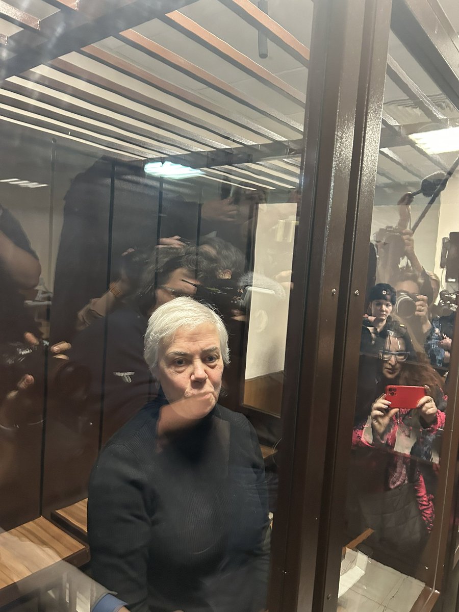 hebelowski's tweet image. «Absurd” nennt Kinderärztin Nadeschda Bujanowa, 68, der Vorgehen der Behörden gegen sie. Die Mutter eines Patienten hatte sie denunziert, Bujanowa wurde heute zu 5,5 Jahren Haft wegen angeblicher “Falschnachrichten” über d. Armee verurteilt. Und sie schafft es dennoch zu lächeln