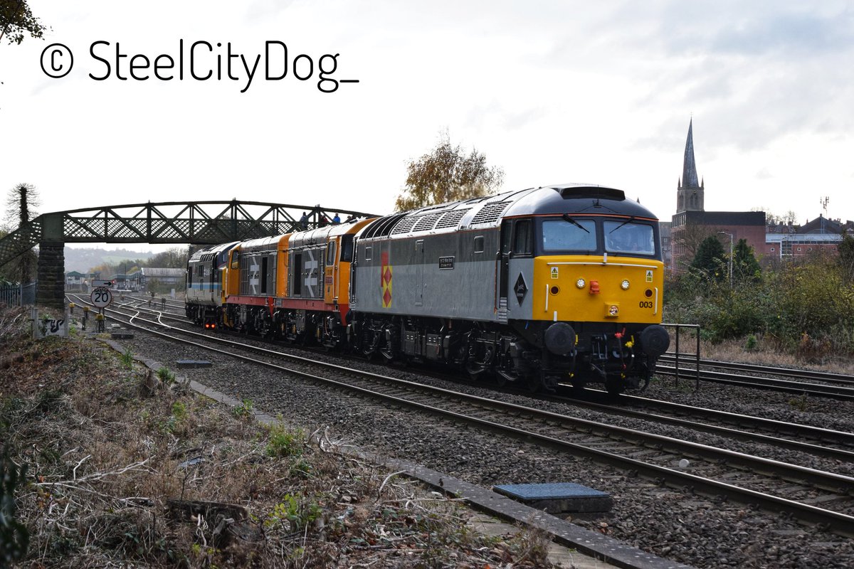 SteelCityDog_'s tweet image. Today&apos;s Photo(s) from the Rotherham Valley sees @LocoServicesGrp #Class57 57003 &quot;Inter City Railway Society 50th Anniversary 1973-2023&quot; dragging the Railfreight Grey 20s and 37409 &quot;Loch Awe&quot; through #Chesterfield. #ClassicTraction 

And yes, the Crooked Spire had to feature...
