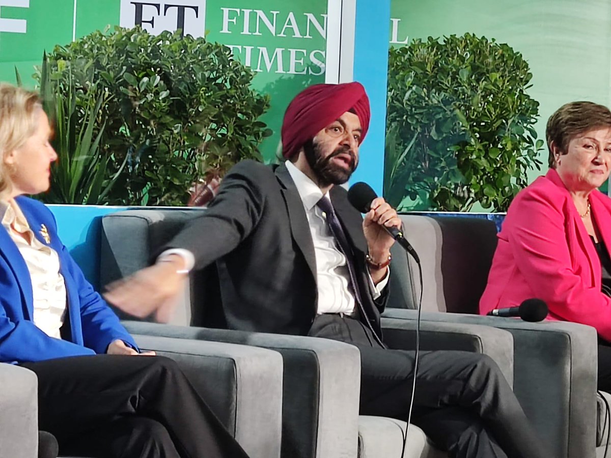 The <a href="/WorldBank/">World Bank</a> and #MDBs cannot be climate bankers while still being fossil fuel bankers. 
Big Shift members on the ground at #COP29Baku react to the MDBs' joint announcement on #climatefinance 

Read our press release here - bigshiftglobal.org/mdbs-cannot-be…