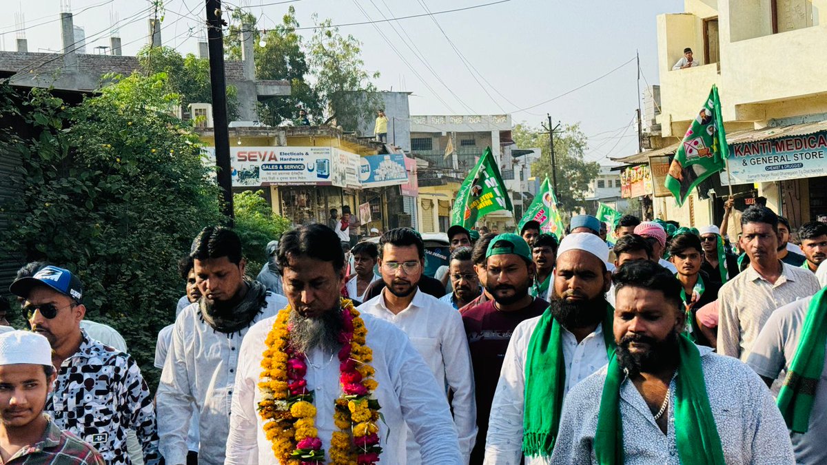SyedMoin9890's tweet photo. Aj Nanded South Constituency ke Dhanegaon, Iqbal Nagar k alag alag ilaqon me paidal daura kiya. 
Or muqami logo se mulaqat kar ke #MAJLIS ke haq me Vote dalne ki appeal ki.

#Aimim #Patang 🪁 #Nanded
#Nanded_south #syedmoin https://t.co/586IlomRss